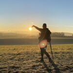 foto van een persoon met een ondergaande zon op de achtergrond