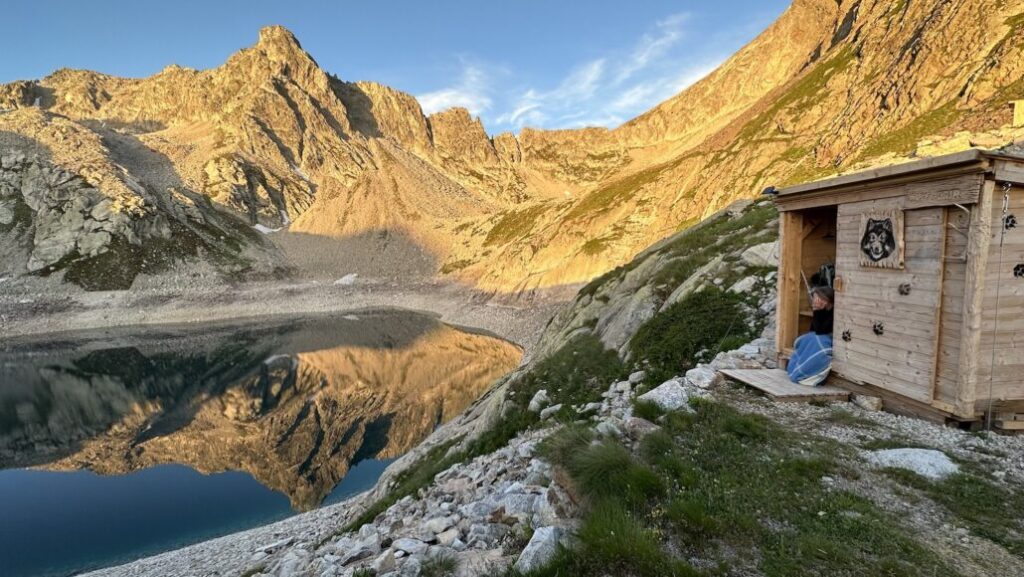 Een houten skybox met glazen dak bij Refuge Questa