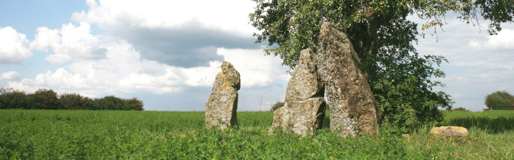 Menhirs en dolmens in Luxemburg België tijdens wandelweekend
