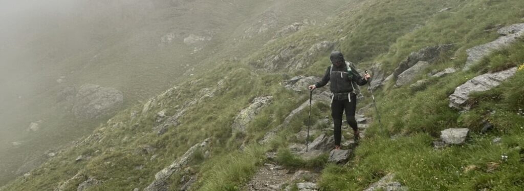 in de bergen met wandelstokken