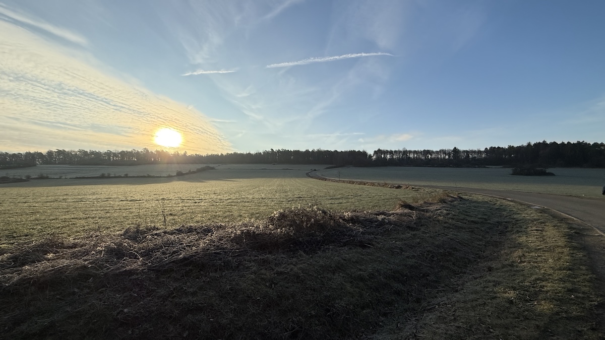 Menhirs, grotten en ijshaar – wandelen rond Bomal